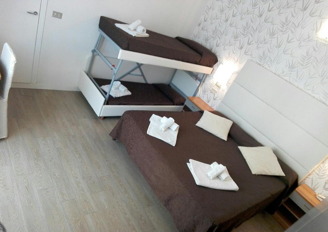 Hotel Ermeti B&B Brunch Riccione Esterno foto