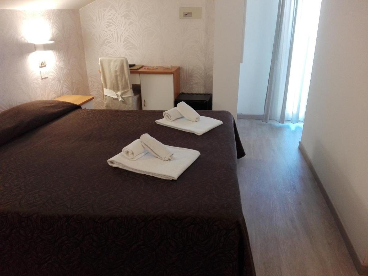 Hotel Ermeti B&B Brunch Riccione Esterno foto