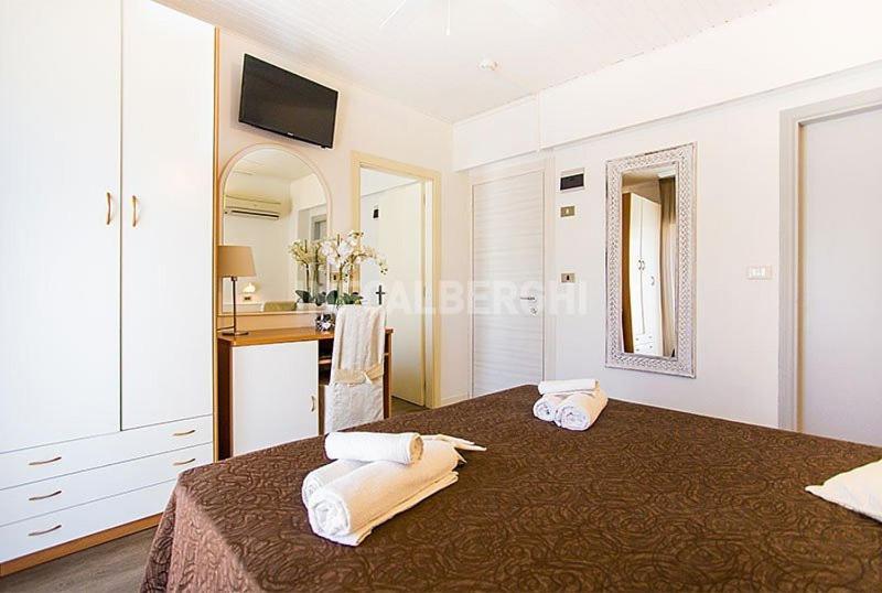 Hotel Ermeti B&B Brunch Riccione Esterno foto
