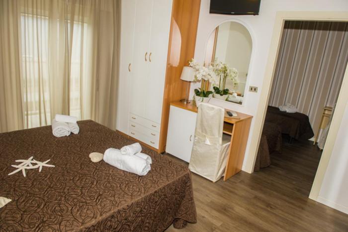 Hotel Ermeti B&B Brunch Riccione Esterno foto