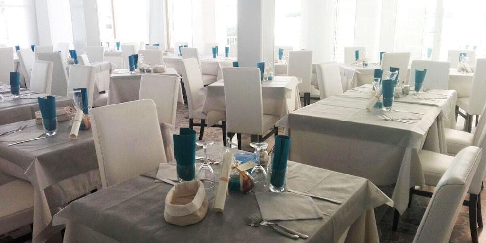 Hotel Ermeti B&B Brunch Riccione Esterno foto