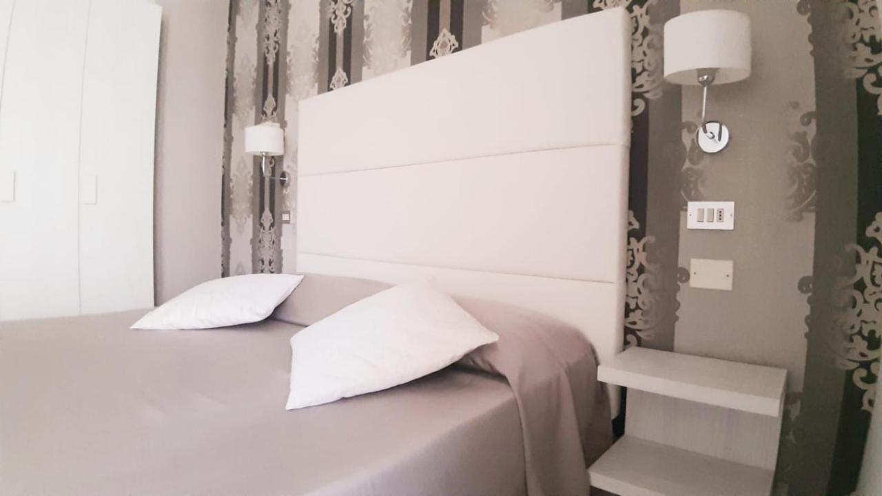 Hotel Ermeti B&B Brunch Riccione Esterno foto
