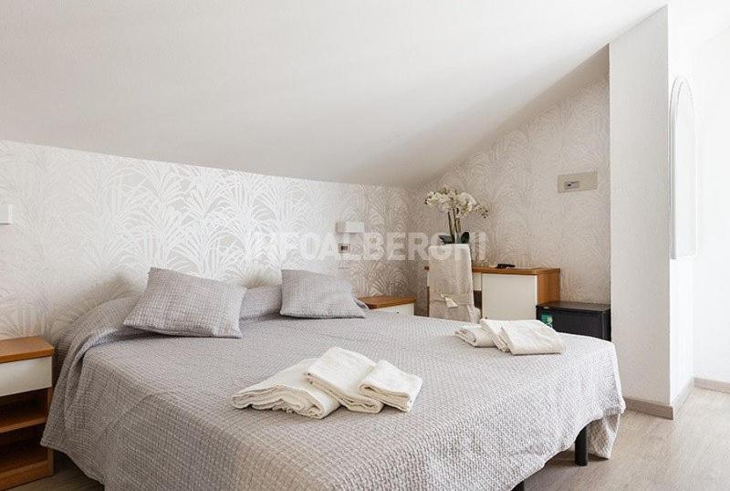 Hotel Ermeti B&B Brunch Riccione Esterno foto
