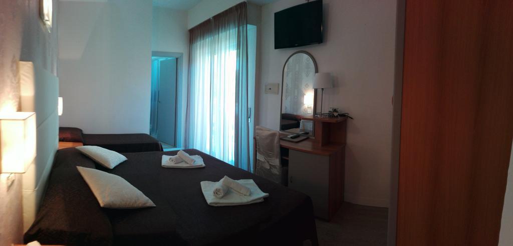 Hotel Ermeti B&B Brunch Riccione Esterno foto