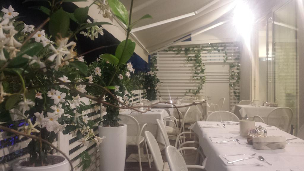 Hotel Ermeti B&B Brunch Riccione Esterno foto