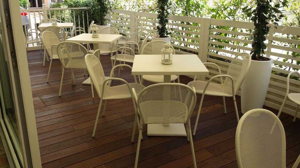 Hotel Ermeti B&B Brunch Riccione Esterno foto
